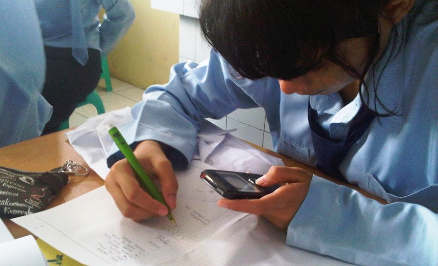 Kalau mau nilai bagus, jangan izinkan anak pakai ponsel