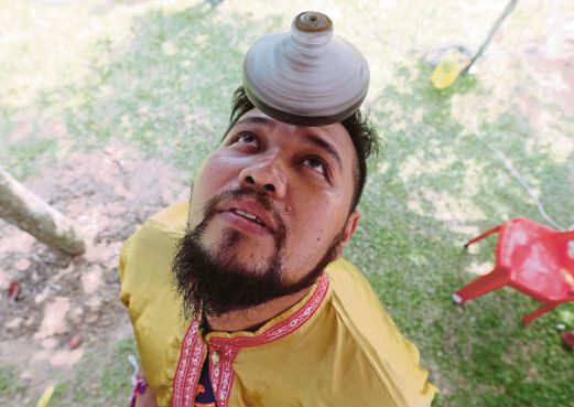 Gasing berputar atas dahi