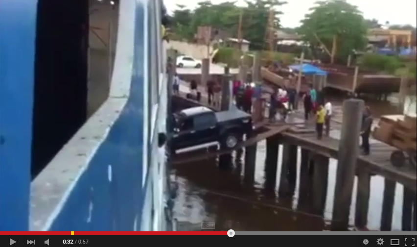 VIDEO: Mobil ini menyeberang ke kapal cuma dengan 2 papan, menegangkan