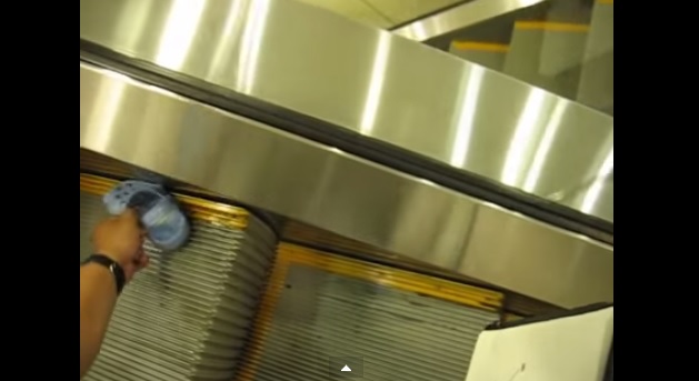 VIDEO: Ini jadinya bila nekat menginjak garis kuning pada eskalator