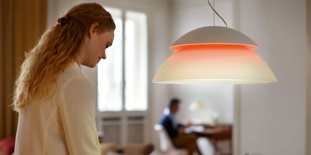 Lampu meja Philips Hue Beyond terangi 