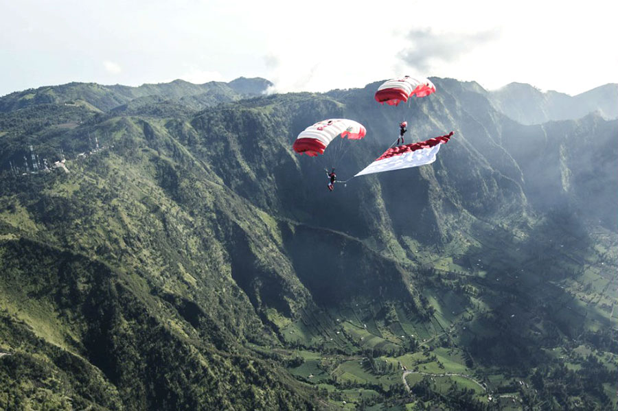 Jauh-jauh dari Austria, mereka sukses terbangi Bromo Jauh-jauh dari Austria, mereka sukses terbangi Bromo