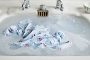 4 Kesalahan utama ketika kamu sedang mencuci pakaian memakai tangan