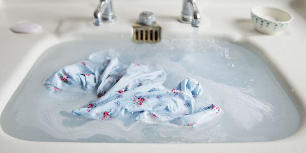 4 Kesalahan utama ketika kamu sedang mencuci pakaian memakai tangan