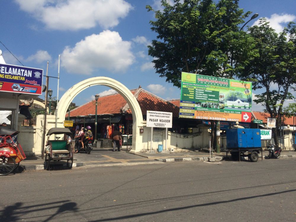 Uniknya Pasar Ngasem, tempat belanja sekaligus pentas seni pertunjukan Uniknya Pasar Ngasem, tempat belanja sekaligus pentas seni pertunjukan