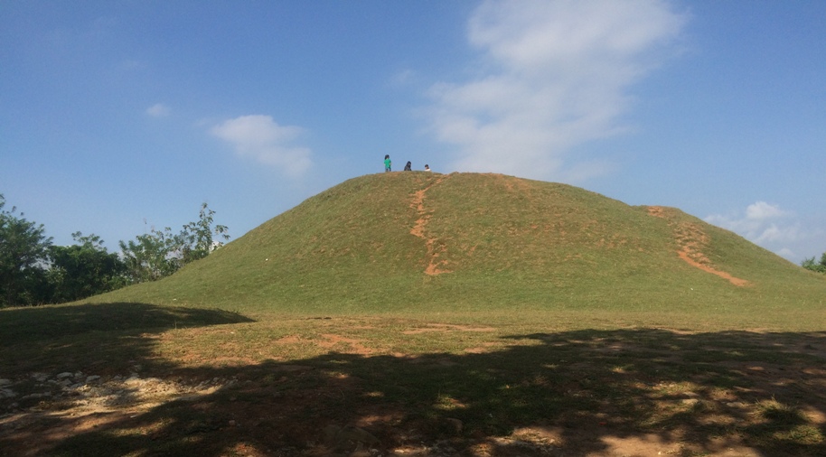 Keunikan Candi Abang, lebih menyerupai bukit ketimbang bangunan candi