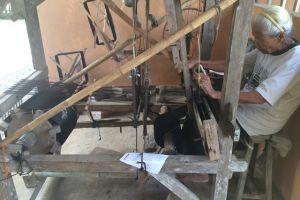 Kisah Mbah Srilah jaga tradisi membuat stagen dengan alat tenun kayu