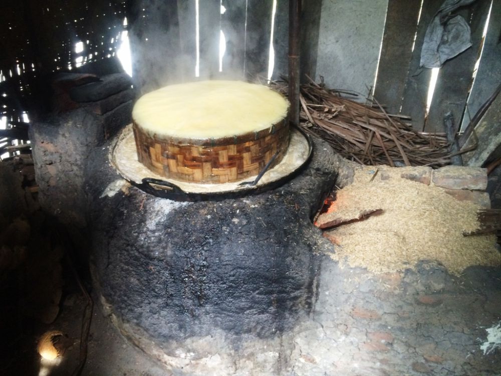 Kisah penderes nira, setiap hari 106 kali panjat pohon kelapa Kisah penderes nira, setiap hari 106 kali panjat pohon kelapa