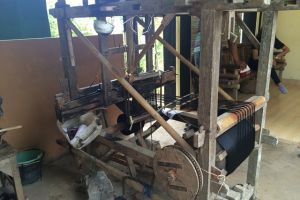 Wow, desa ini masih mempertahankan tradisi menenun stagen, salut!