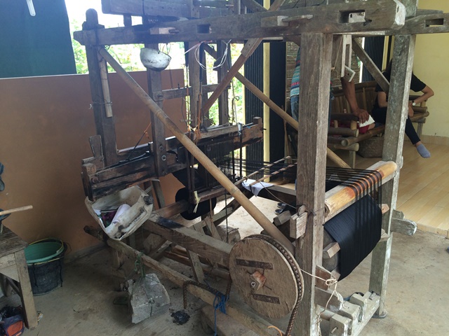 Wow, desa ini masih mempertahankan tradisi menenun stagen, salut!