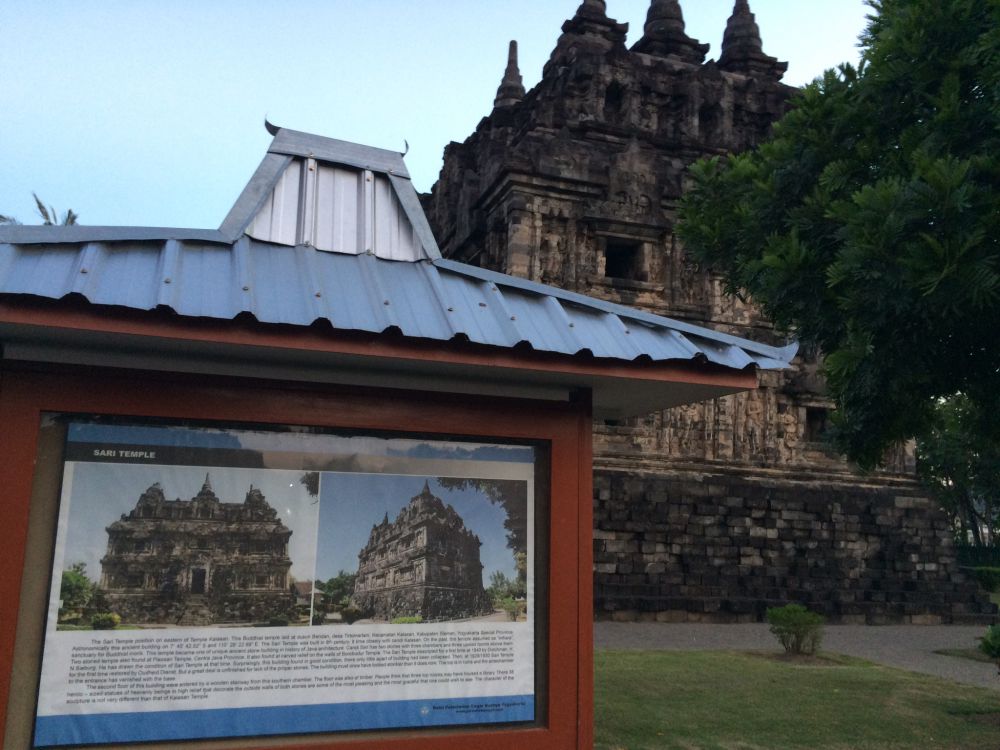 Asrama para biksu di Candi Sari ini patut kamu kunjungi saat ke Jogja Asrama para biksu di Candi Sari ini patut kamu kunjungi saat ke Jogja