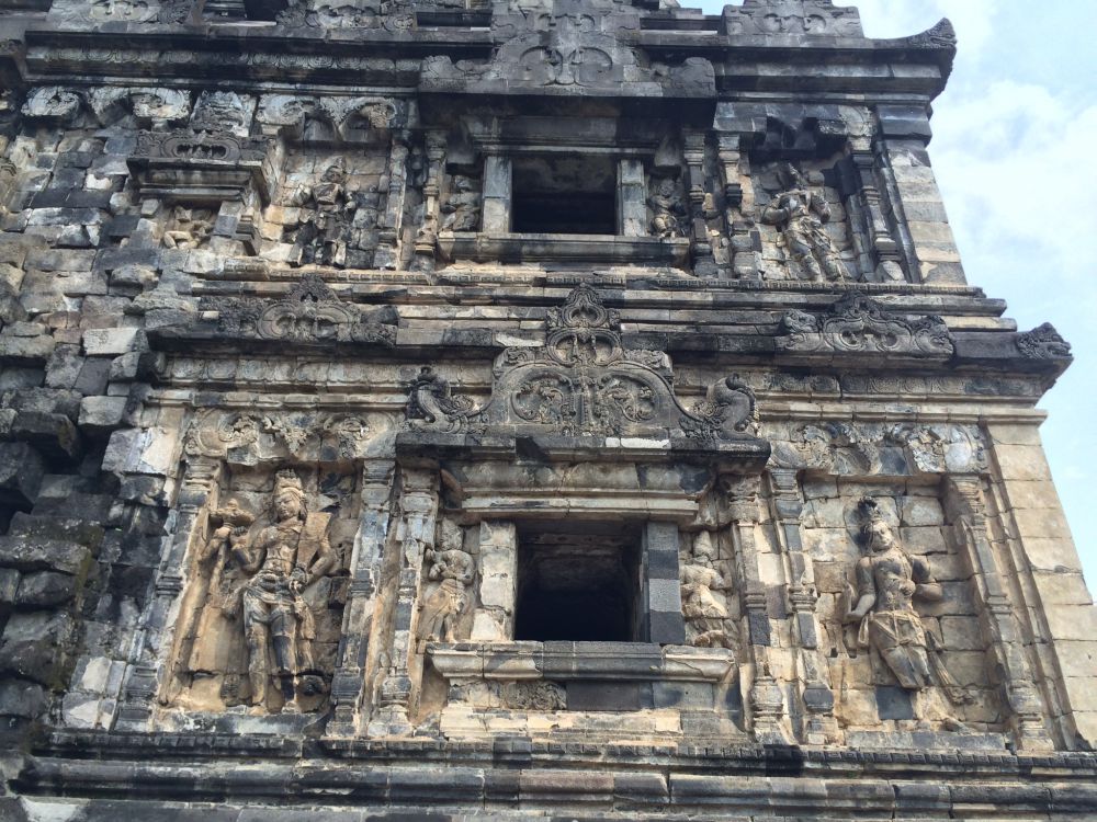 Asrama para biksu di Candi Sari ini patut kamu kunjungi saat ke Jogja Asrama para biksu di Candi Sari ini patut kamu kunjungi saat ke Jogja