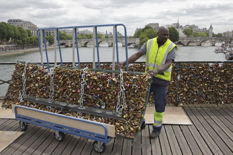 Kabar buruk, gembok cinta Pont des Arts di Paris dihancurkan, waaaa!