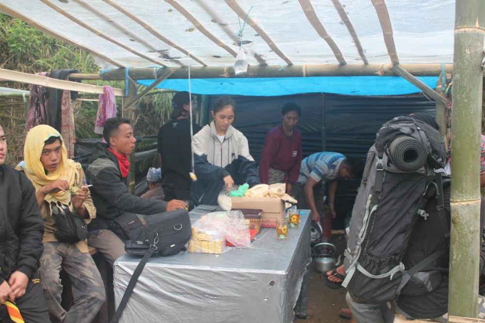 Gadis cantik di warung kopi jujugan pendaki Gunung Merbabu