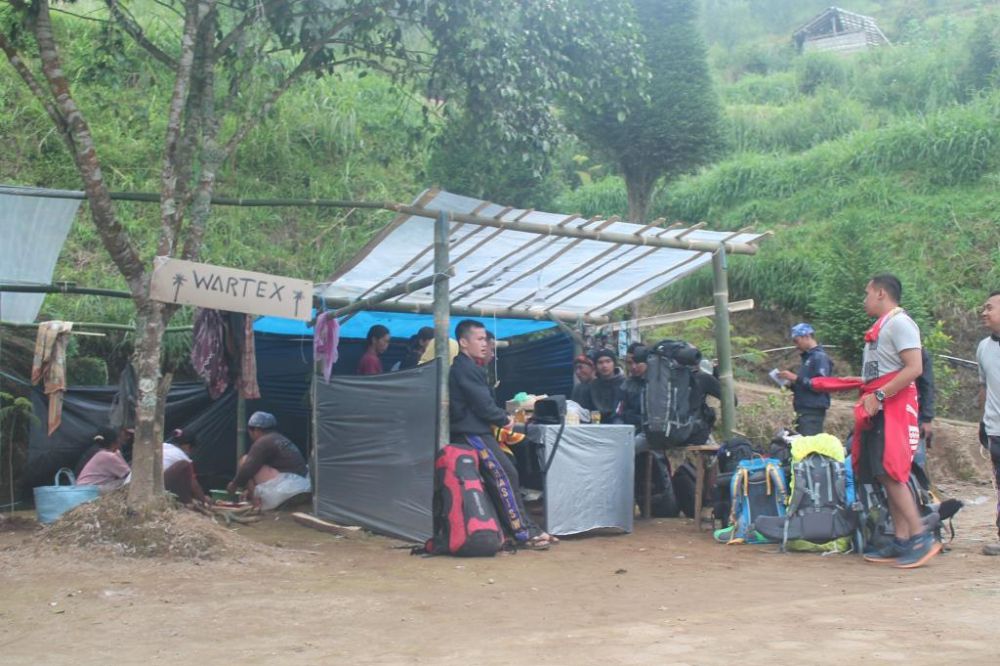 Gadis cantik di warung kopi jujugan pendaki Gunung Merbabu