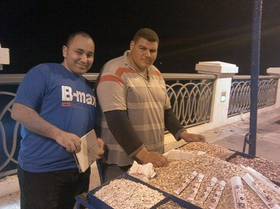 Lulusan S2 Al-Azhar penjual kacang keliling, sholat di samping gerobak
