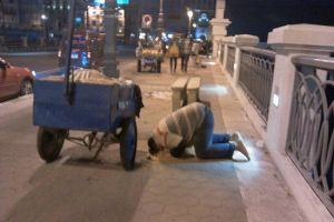 Lulusan S2 Al-Azhar penjual kacang keliling, sholat di samping gerobak