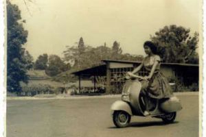 Zaman dulu, adu kecantikan wanita diuji saat mengendarai Vespa