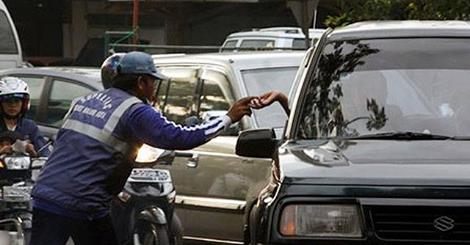 Ini alasan mengapa pengatur jalan tak resmi disebut 'Pak Ogah'