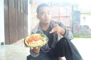 Berkat Youtube, Fathur menjadi ahli pengukir buah