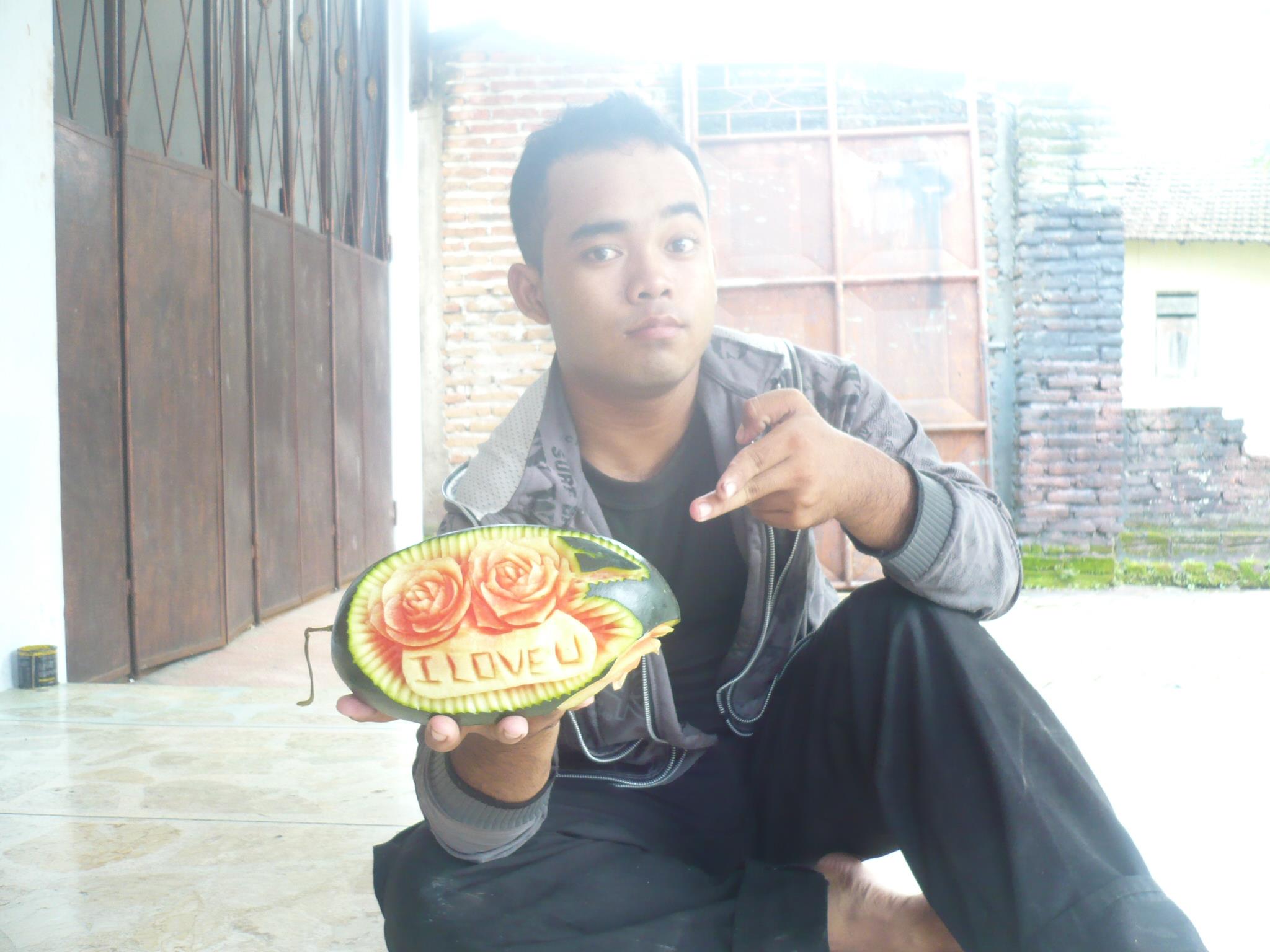 Berkat Youtube, Fathur menjadi ahli pengukir buah