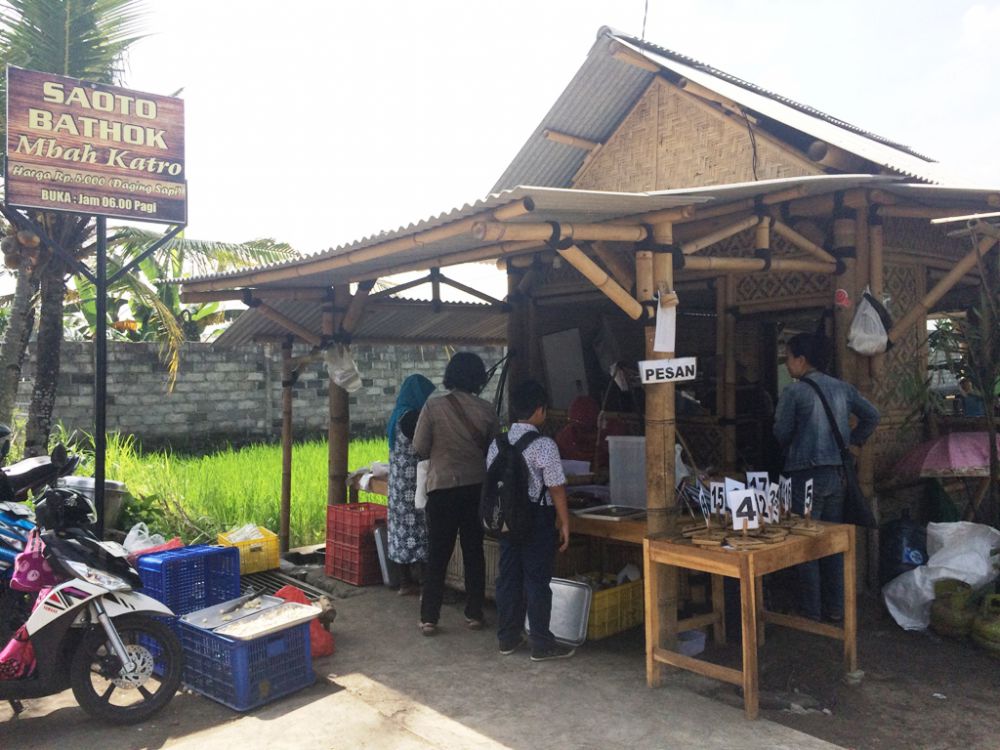 Nikmatnya soto batok, apalagi berada di tengah sawah, sedaaap!