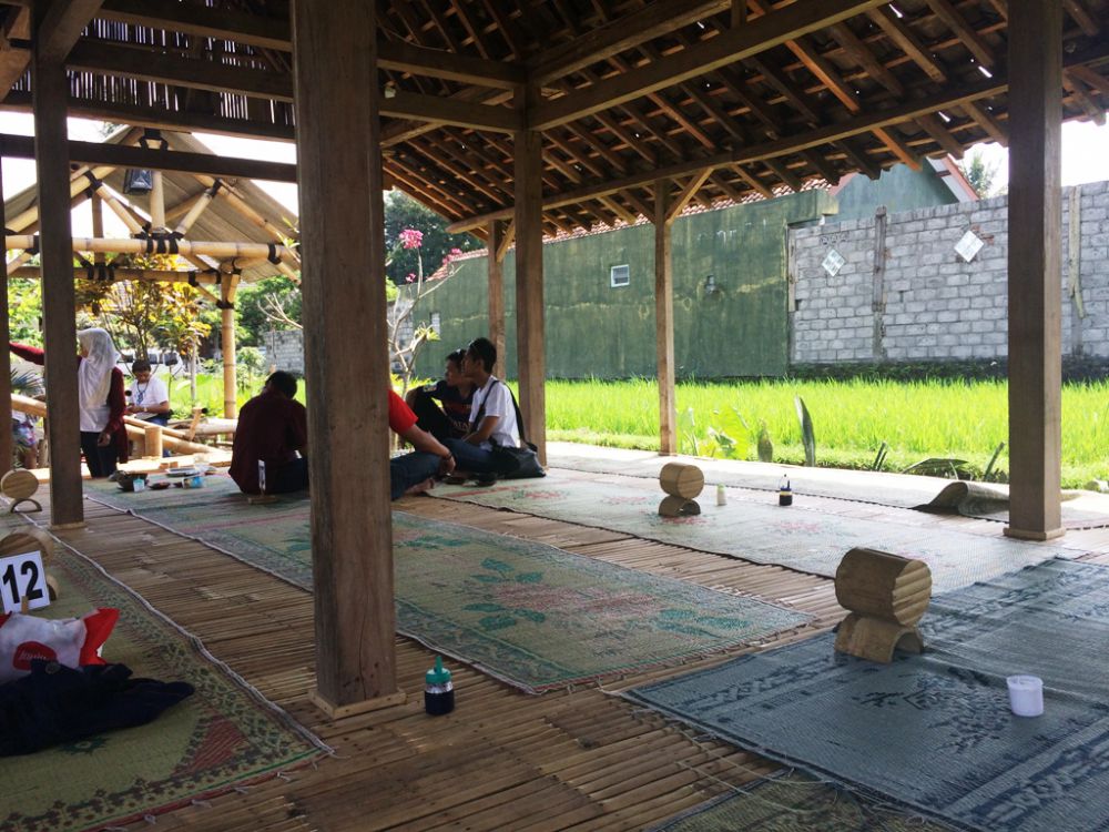 Nikmatnya soto batok, apalagi berada di tengah sawah, sedaaap!