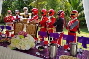 Pesta pernikahan pasangan ini dijaga Power Rangers, dari mana asalnya?