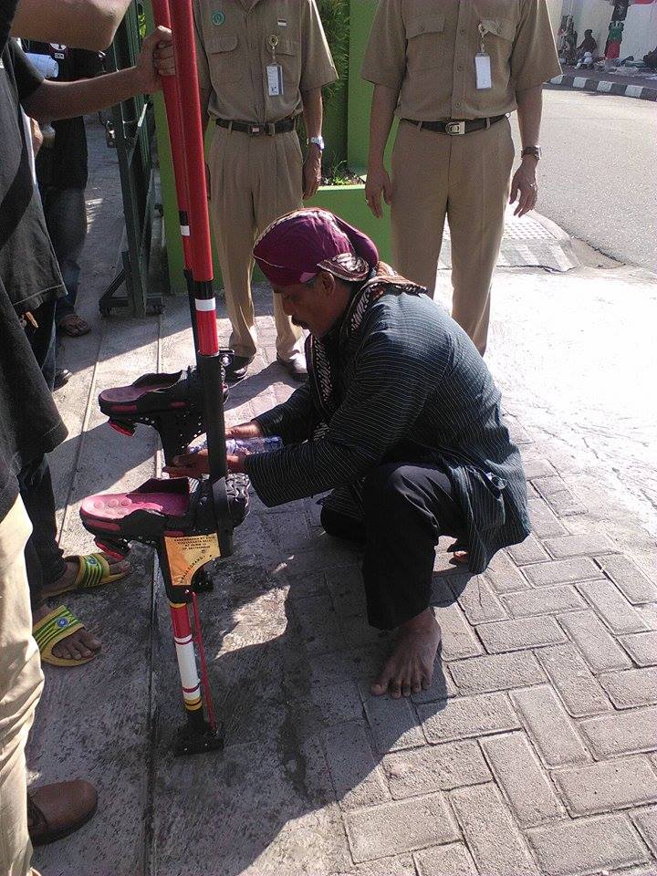 Yudi Karyono, naik egrang ke Jakarta untuk bertemu Presiden