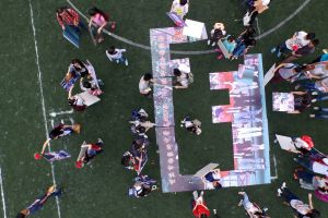 Rangkai puzzle foto raksasa rayakan kelulusan, corat-coret baju? halo?