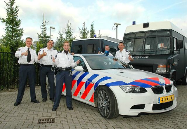 Polisi Belanda selalu bawa boneka Teddy Bear saat patroli, mengapa?