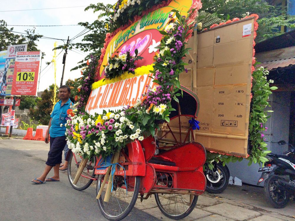 Karangan bunga di pernikahan Gibran diantar becak, sederhana ya? Karangan bunga di pernikahan Gibran diantar becak, sederhana ya?