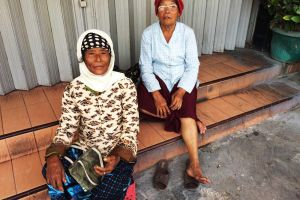 Berbekal nasi bungkus, dua nenek dari Purworejo datangi nikahan Gibran