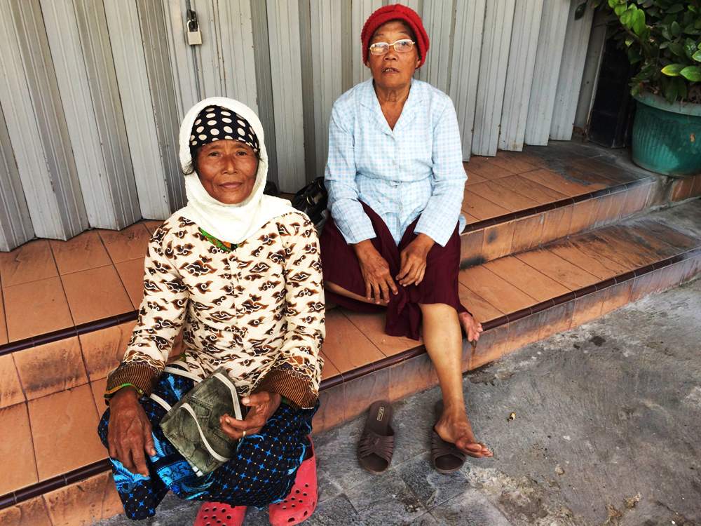 Berbekal nasi bungkus, dua nenek dari Purworejo datangi nikahan Gibran