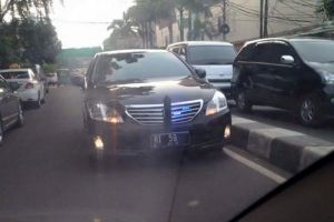 Mobil berplat nomor RI ini melawan arus, siapakah pemiliknya?