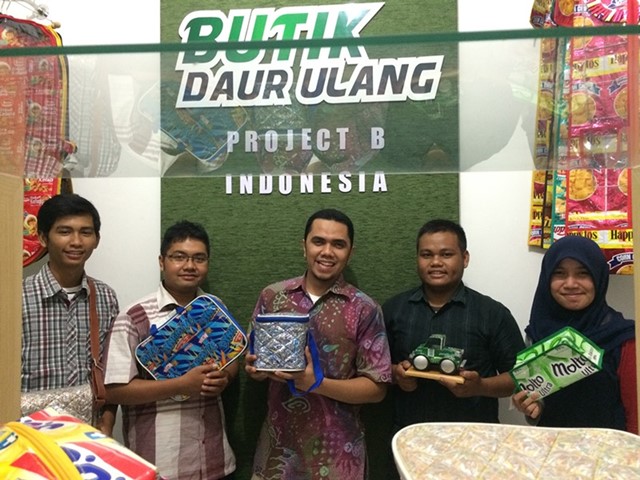 Unik, vespa lucu ini dibuat dari kaleng minuman bekas