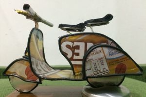 Unik, vespa lucu ini dibuat dari kaleng minuman bekas