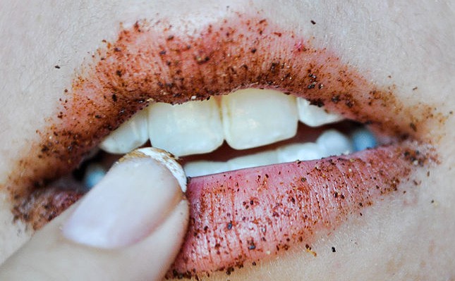 Pengen bibir seksi kayak Kylie Jenner? Kamu cuma perlu kayu manis