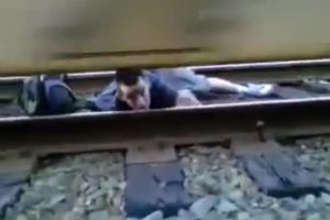 VIDEO: Menantang maut, tidur di rel saat kereta lewat