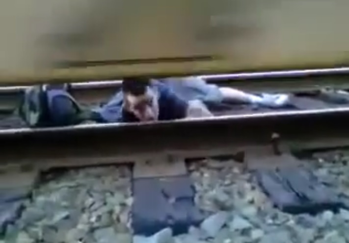 VIDEO: Menantang maut, tidur di rel saat kereta lewat
