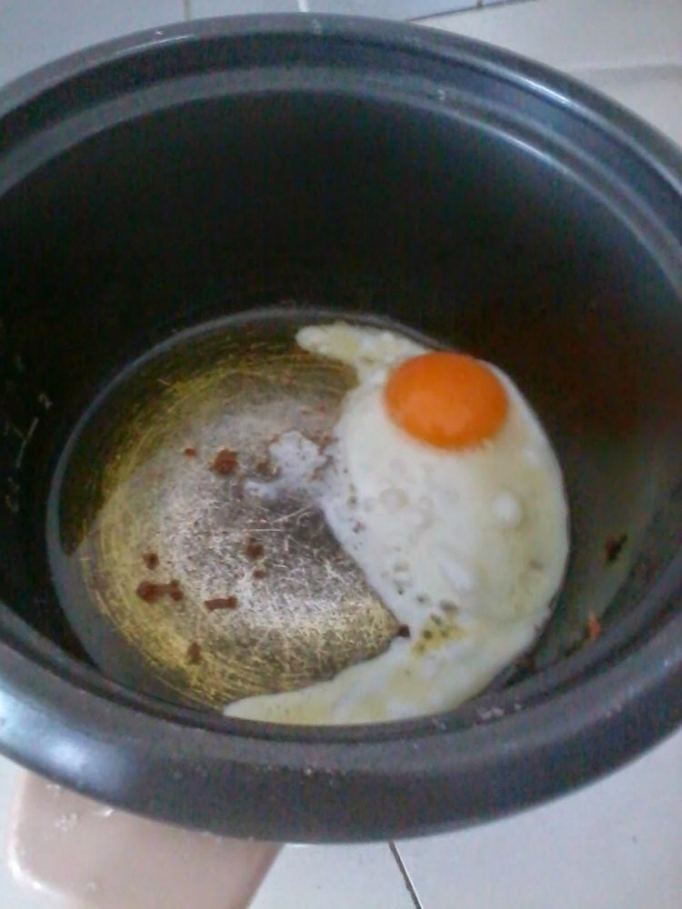 Ini dia sahur ala anak kos, masaknya pakai rice cooker dan setrikaan