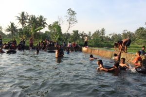 Warga di sini berebut mandi di kolam yang hanya dibuka jelang Ramadan