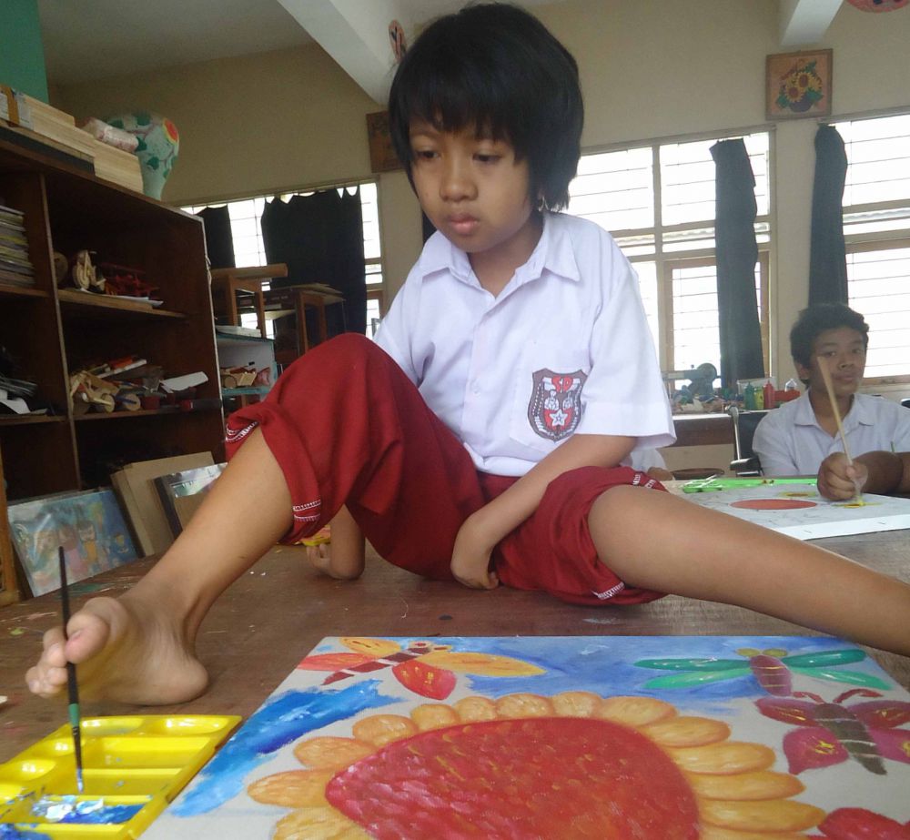 Dengan memakai kaki mungilnya, Anis hasilkan lukisan indah Dengan memakai kaki mungilnya, Anis hasilkan lukisan indah