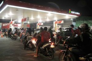 Goyangkan tangki motor saat isi bensin malah berakibat buruk