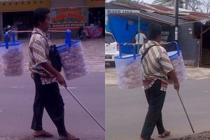 Kegigihan Dullah, tunanetra penjual kerupuk kulit keliling