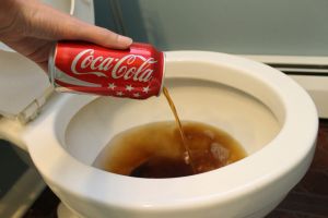 Manfaat lain Coca Cola, bisa untuk membersihkan kloset, wow!