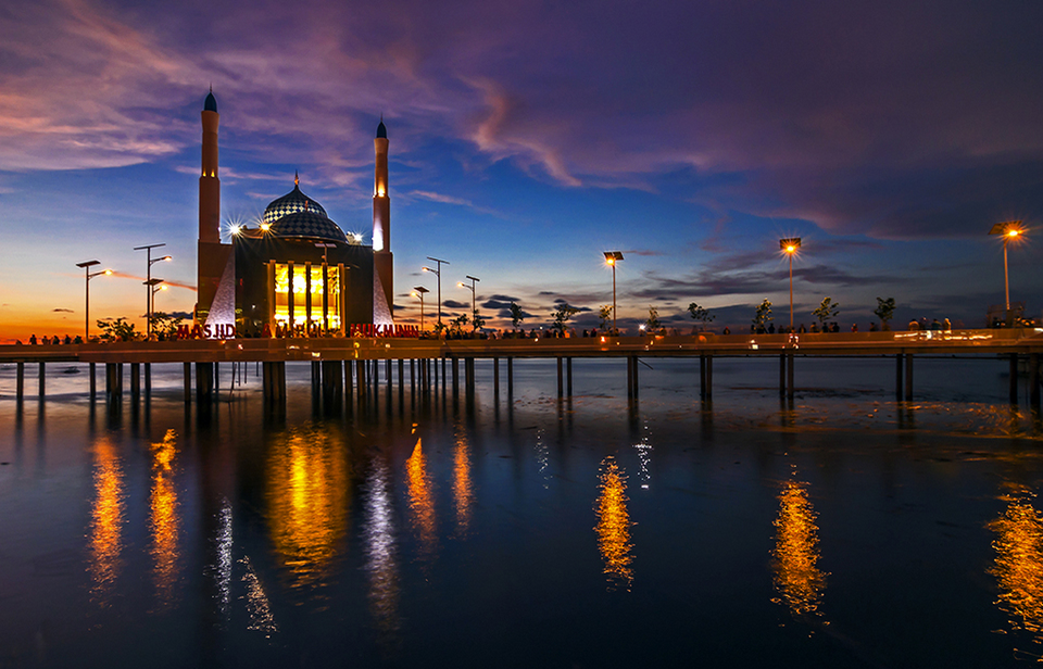 Masjid terapung pertama di Indonesia, miliki panorama luar biasa!