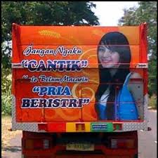 Tulisan-tulisan di bak truk yang bisa bikin nggak konsen