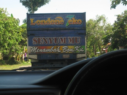 Tulisan-tulisan di bak truk yang bisa bikin nggak konsen