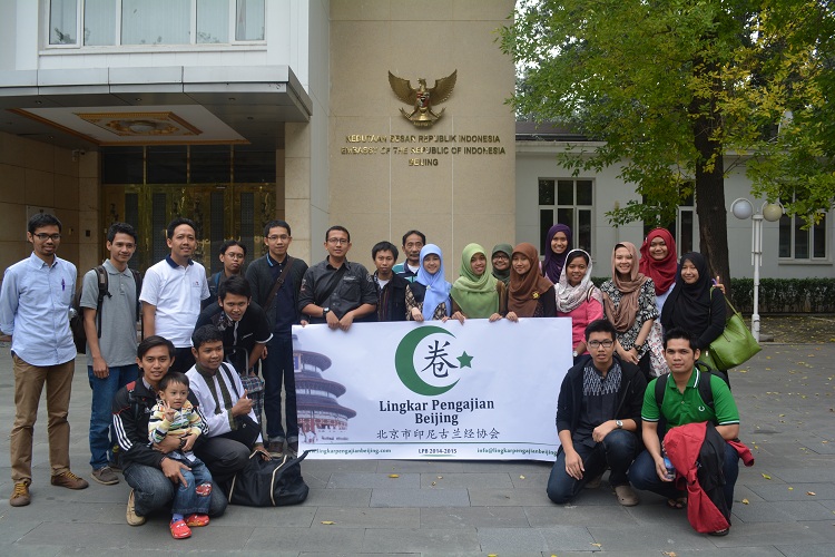 Tinggal di negara muslim minoritas, komunitas ini pengajian via Skype